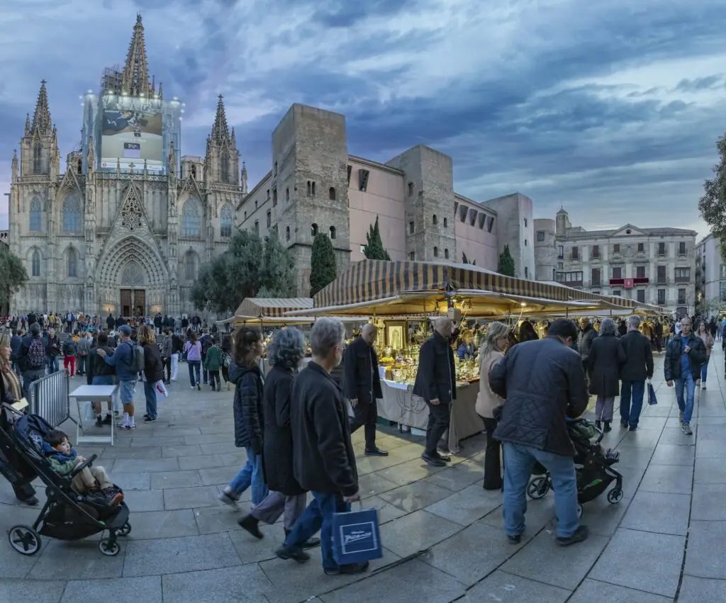 Étals de la Fira de Santa Llúcia devant la façade de la cathédrale de Barcelone