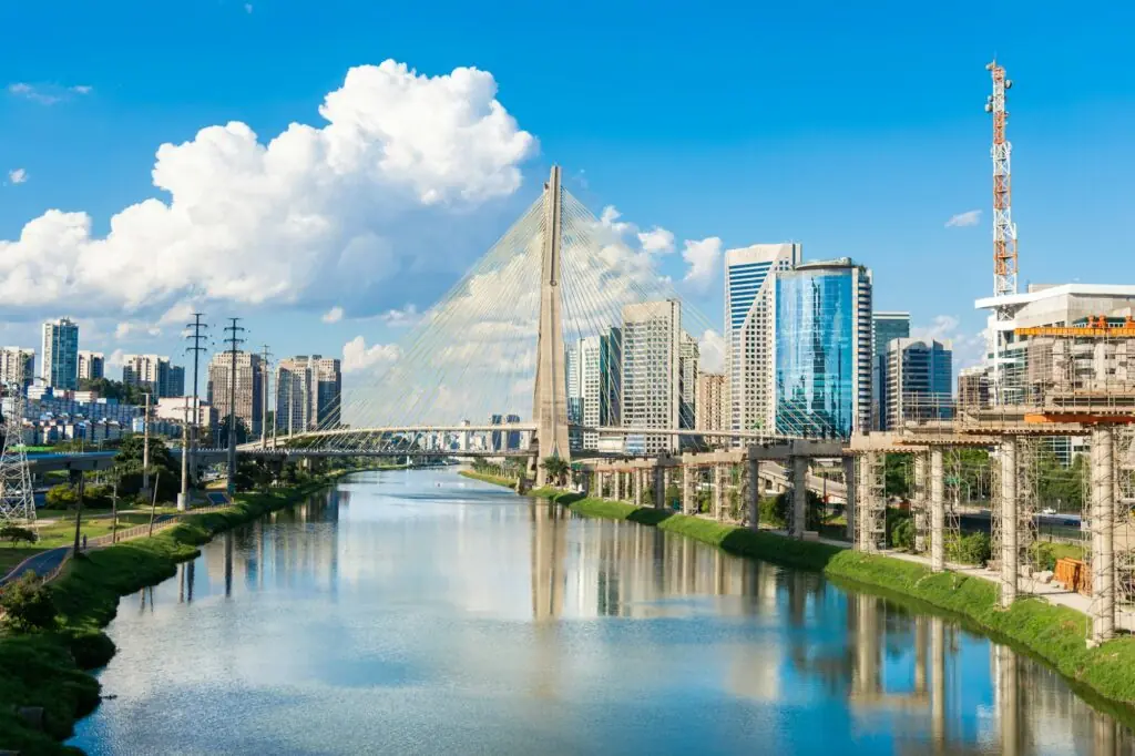Ponte Estaiada, pont à haubans de São Paulo au coucher du soleil