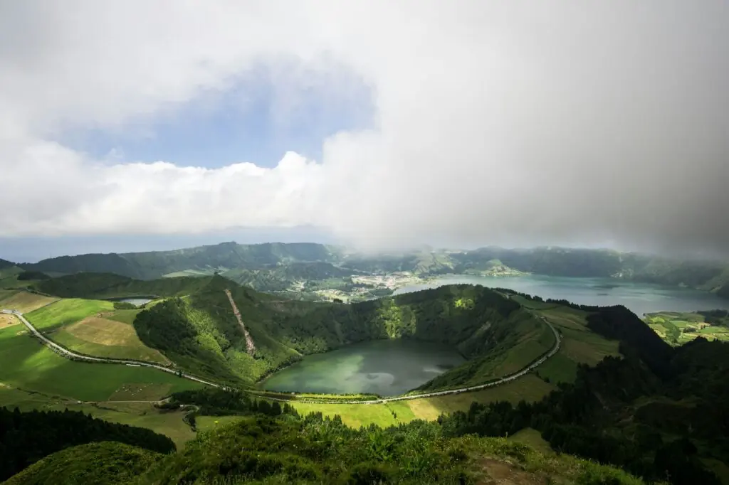 Vue sur le lac de Sete Cidades, île de São Miguel, aux Açores