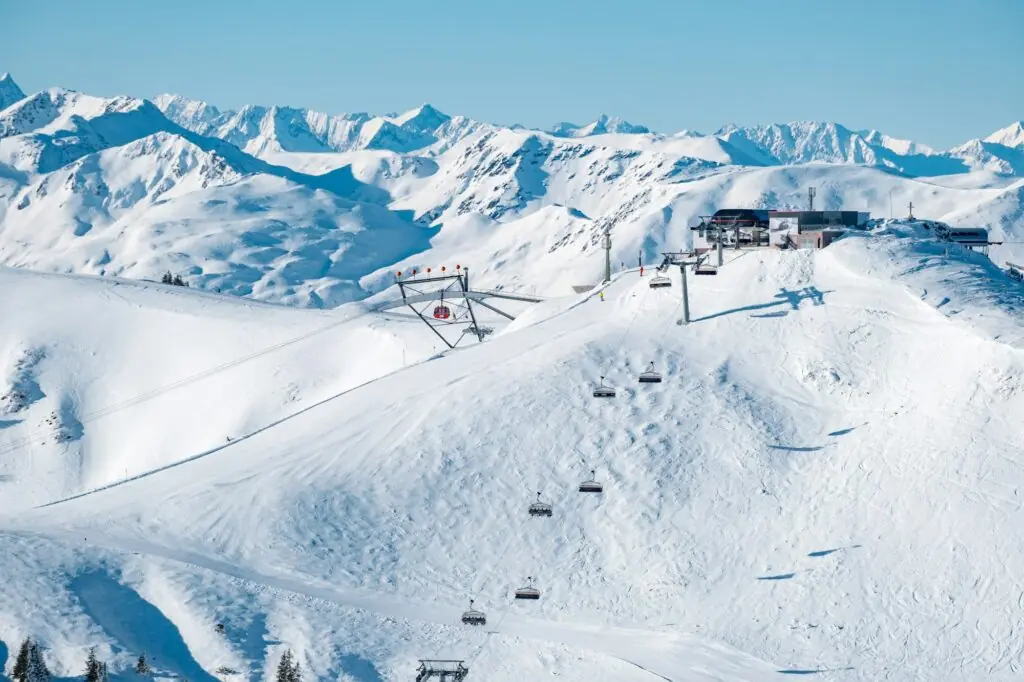 Vue de Kitzbühel en hiver, au pied du Hahnenkamm