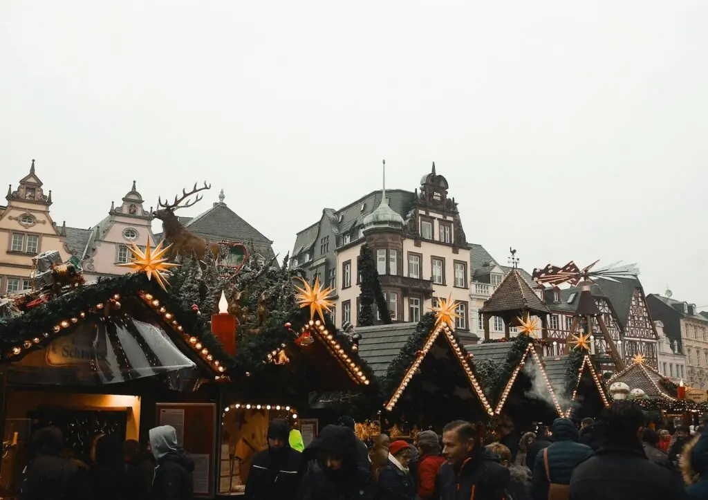 Marché de Noël allemand illuminé le soir, chalets et lumières