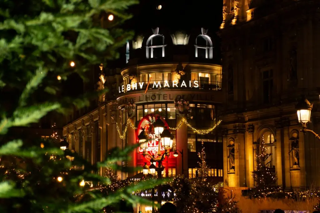 Sapins illumines et facade du BHV Marais a Paris, la nuit