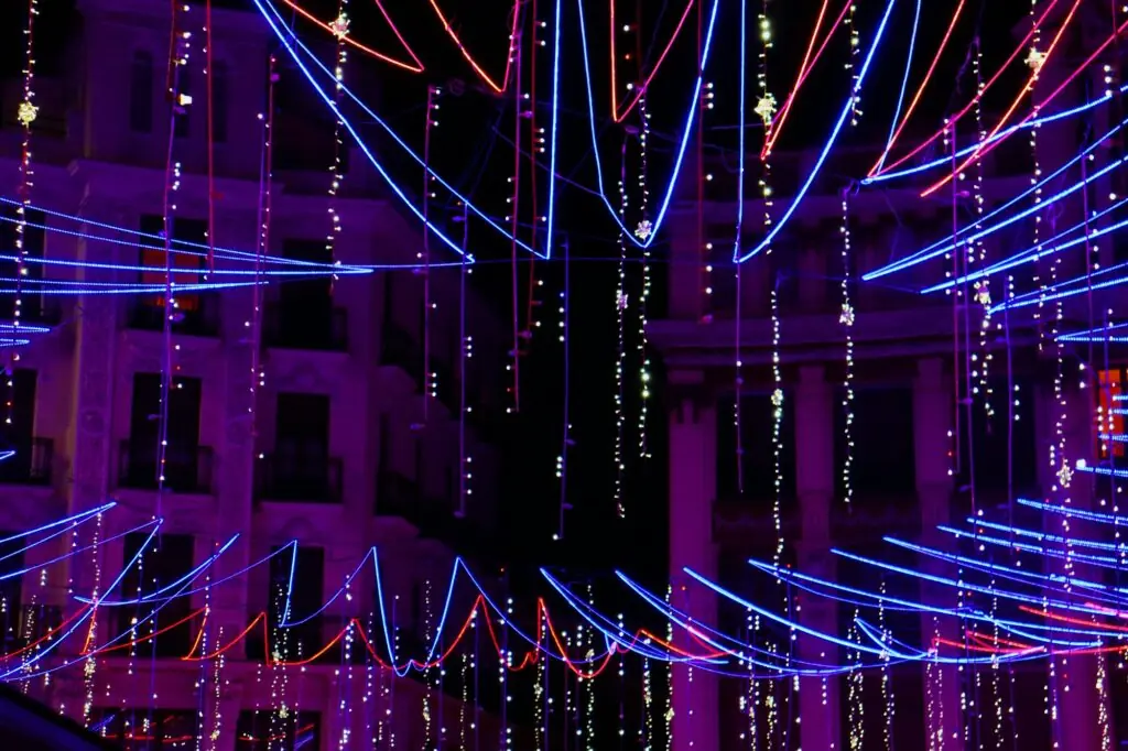 Rue de Madrid décorée de lumières de Noël en soirée