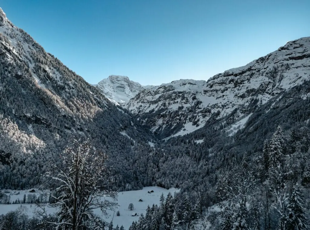 Vallée alpine enneigée au début de l'hiver