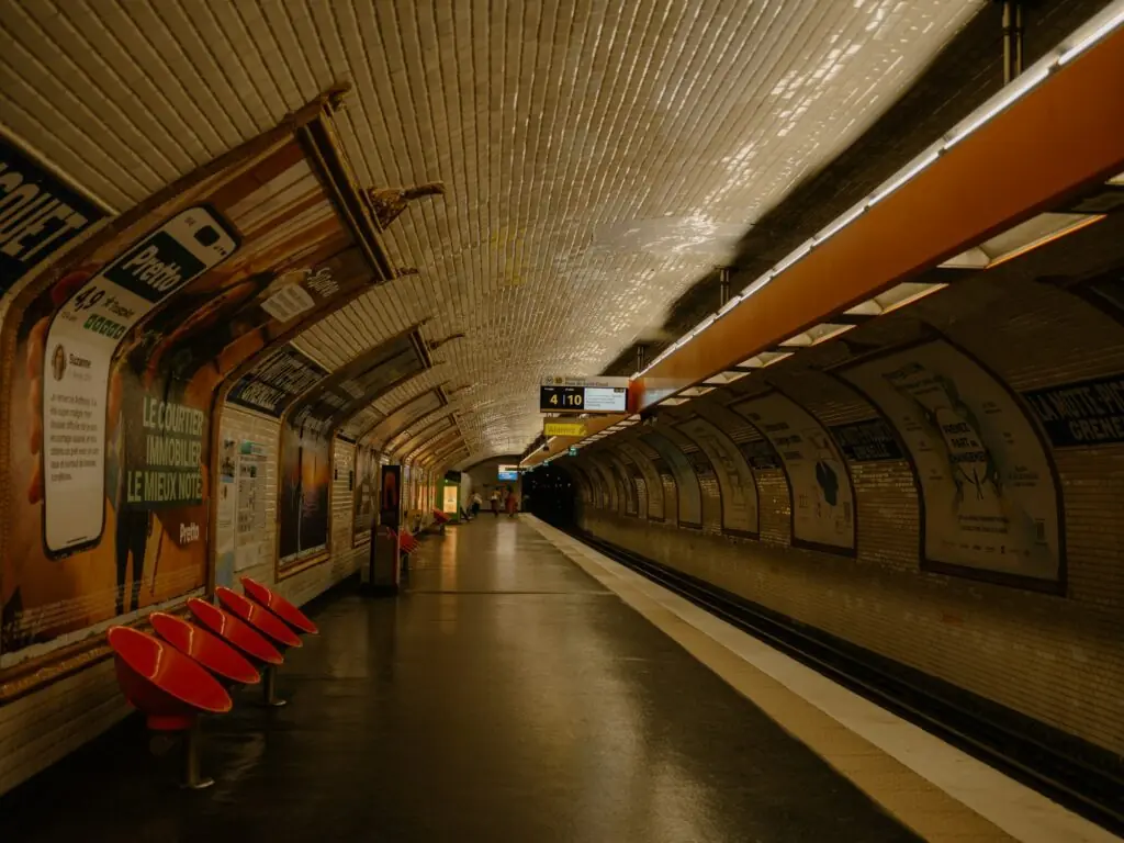 Quai d'une station de métro parisienne, en route vers le Grand Palais