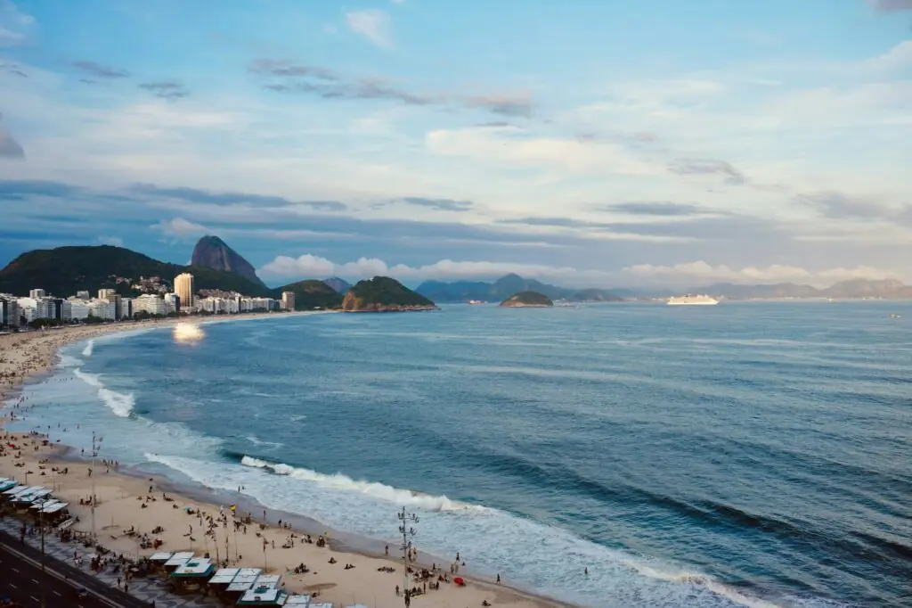 Plage de Copacabana vue depuis le sable, Rio de Janeiro