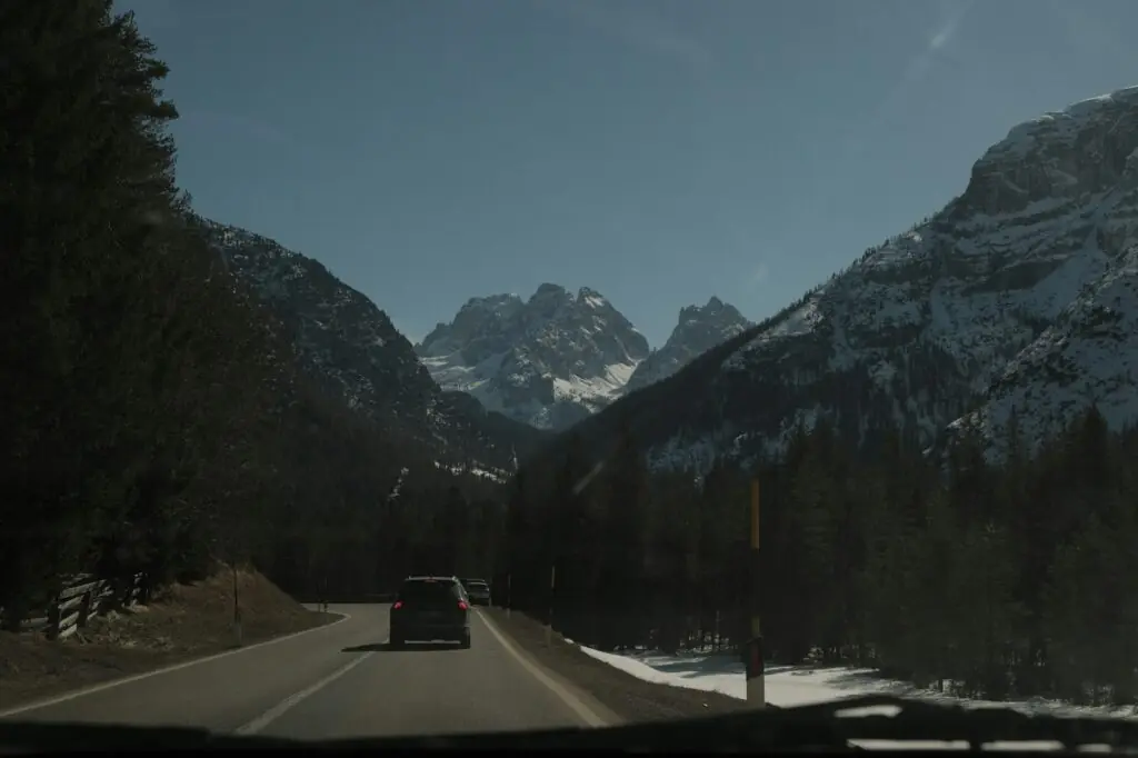 Route de montagne enneigée dans une vallée alpine des Dolomites, en Italie