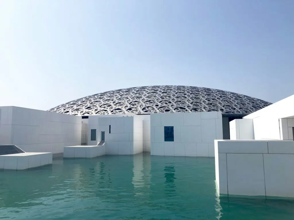 Le Louvre Abu Dhabi, sur l'île de Saadiyat, voisin du futur Guggenheim