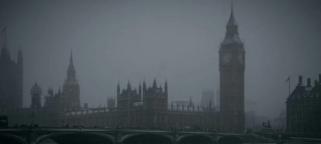 Big Ben et le palais de Westminster par temps brumeux