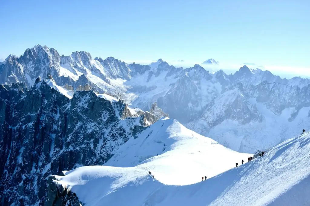 Aiguille du Midi et sommets enneigés du massif du Mont-Blanc au-dessus de Chamonix en hiver